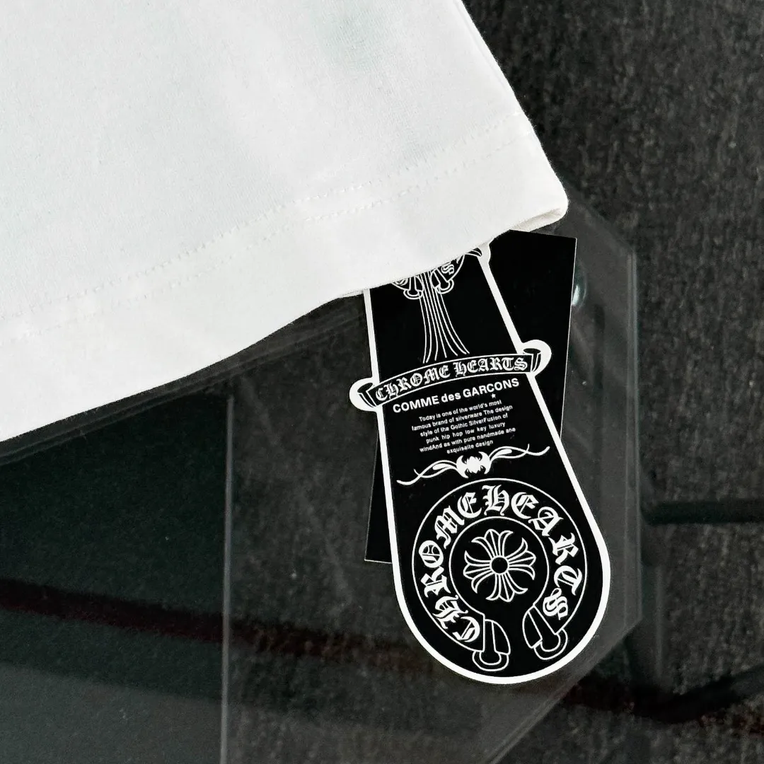 P180 🔥🔥Chrome Hearts 25 high version. The fabric is made of 300g high-density pure cotton. It does not deform or shrink. It has three labels. It is the same style for men and women. Technology: leather embroidery. Color: white black. SIZE: S-XL
